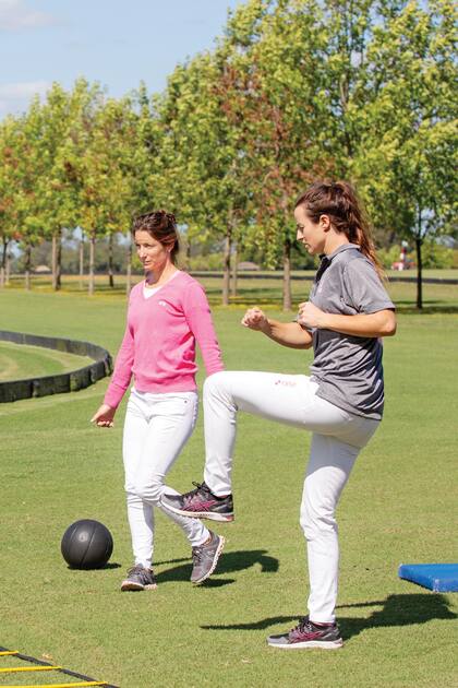 Una hora antes de empezar el
partido, las chicas llegan a su palenque con tiempo para
precalentar y elongar.