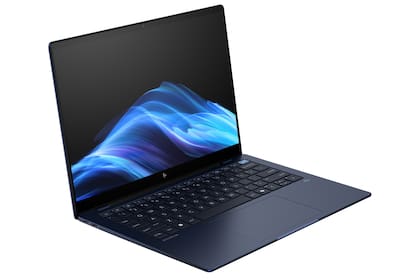 Una HP EliteBook Ultra 14: usa Windows 11 Pro y tiene un chip Qualcomm en vez de uno de Intel o de AMD y más de 20 horas de autonomía