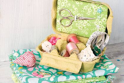 Una huevera transformada en costurero