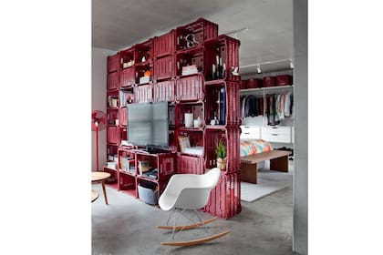 Una idea fuera de lo común que propone reutilizar antiguos cajones de madera o plástico para generar un divisor con espacios de guardado