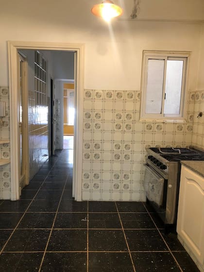 Una ideita de cómo se veía la cocina. El ambiente amarillo que se divisa al final del corredor corresponde al escritorio que acabamos de ver.