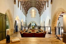 Decidieron renovar el piso de su casa, encontraron 83 cuerpos enterrados y tomaron una decisión cuestionable