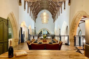 Decidieron renovar el piso de su casa, encontraron 83 cuerpos enterrados y tomaron una decisión cuestionable