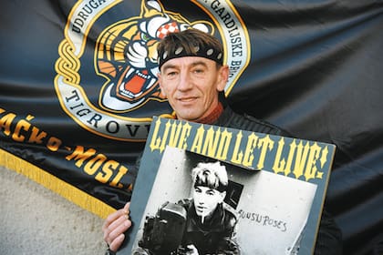 Una imagen actual de Dukaric, con el póster del artista Ivo Vrtaric con la frase Live and Let Die