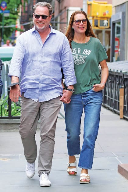 Una imagen actual en la que Brooke Shields y Chris Henchy, sonrientes y tomados de la mano, pasean por West Village, en Manhattan, donde tienen su townhouse