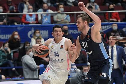 Una imagen actual: en lucha por la pelota con Andrey Zubkov, del Zenit de San Petersburgo, en duelo por la Euroliga