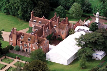 Una imagen aérea de Coldham Hall, en Suffolk, rodeada por algo más de 200 hectáreas de campo, que sigue siendo propiedad de la modelo y el cineasta. 