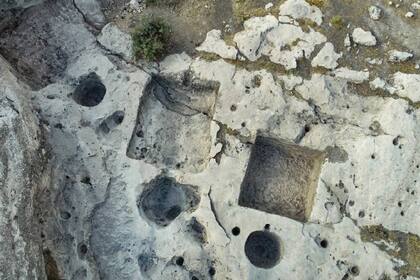 Una imagen aérea de las cuencas realizadas en piedra, que se utilizaban para extraer el jugo de la uva para realizar el vino