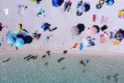 Una imagen aérea muestra multitudes de turistas disfrutando del sol y el mar el 21 de agosto de 2020 en Split, Croacia, en la costa central del Adriático