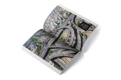 Una imagen aérea que ilustra una doble página del libro