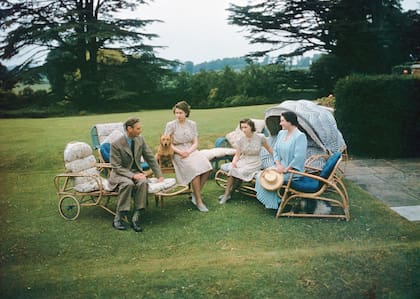 Una imagen campestre de la Familia Real en los jardines del Royal Lodge de Windsor. Poco tiempo después, el rey moriría mientras Isabel estaba de viaje por África junto a su marido, Felipe de Edimburgo.