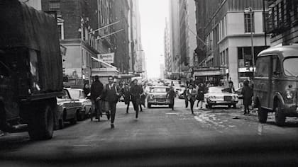 Una imagen captura a las multitudes persiguiendo a la banda por una calle de Nueva York.