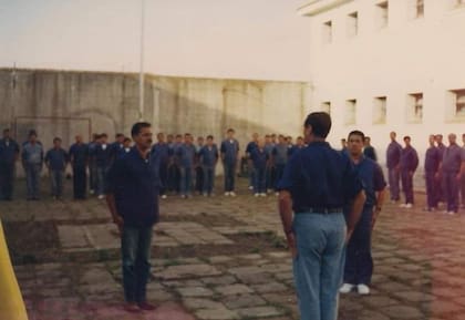 Una imagen compartida por Hugo Abete en su cuenta de Facebook. Un 17 de Agosto en la prisión de Magdalena, con el coronel Seineldín presidiendo un acto por en homenaje al Libertador San Martín.