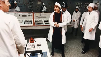 Una imagen curiosa: Angela Merkel, entonces ministra de Medio Ambiente de Alemania, visita la central de Chernobyl en 1996. Tanto ella como los periodistas y operarios que la acompañan llevan el rostro y las manos al descubierto dentro de las instalaciones