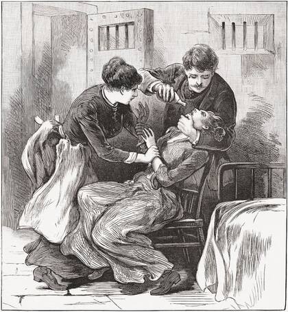 Una imagen de 1887 de la publicación estadounidense The National Police Gazette muestra a una reclusa siendo alimentada a la fuerza, una táctica que también se usaba con algunas chicas en ayunas