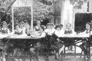 Una imagen de 1936: una clase en el jardín para los alumnos mayores del Florida Day School