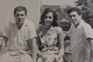 Una imagen de 1965, año fundacional de Pelopincho. Adolfo, Estela y Roberto Benvenutti, en la primera fábrica.