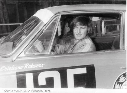 Una imagen de 1971, cuando ganó dos etapas de la Vuelta a la Manzana. Al ingresar a Harvard, el joven dejó atrás la posibilidad de una carrera profesional como piloto. "Eran dos caminos divergentes", dice