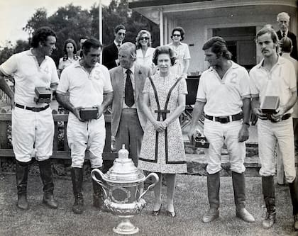 Una imagen de 1975, tomada tras la final de The Coronation Cup. La reina Isabel II entrega el trofeo a los ganadores, el equipo de Sudamérica, que derrotó a Inglaterra 10 a 6. Argentina formó con Gonzalo Pieres, Eduardo Moore, Juan José Diaz Alberdi, Héctor Barrantes (primero desde la izquierda, con el número 4).