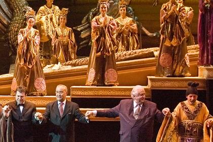 Una imagen de 1990, de la puesta emblemática de Aida en el Teatro Colón, con Aníbal Lápiz y Roberto Oswald (al centro)