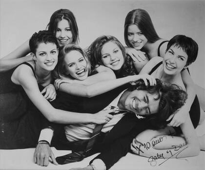 Una imagen de 1994, cuando celebró los primeros 10 años de Dotto Models. Junto a Pancho, de izquierda a derecha: Daniela Urzi, Dolroes Barreiro, Carola del Bianco, Moira Gough, Nicole Neumann, Solange Cubillos. La foto fue tomada -y autografiada- por Gaby Herbstein.