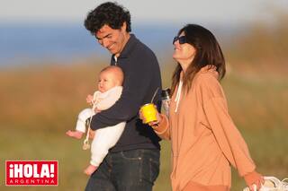 Isabel Macedo y Juan Manuel Urtubey junto a sus hijas, Belita y Julia, en Punta del Este