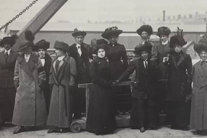 Una imagen de algunas las azafatas del Titanic que sobrevivieron al naufragio; según varios investigadores, Mabel Bennet sería, de izquierda a derecha, la tercera mujer del fondo