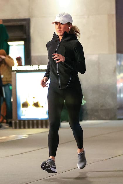 Una imagen de Aniston corriendo por las calles de Nueva York. Entrena a diario y combina el running con la meditación y los ejercicios de resistencia.