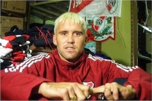 Una imagen de archivo: Coudet en el vestuario de River en su época de jugador. Cuando asumió como DT, la imagen se recreó