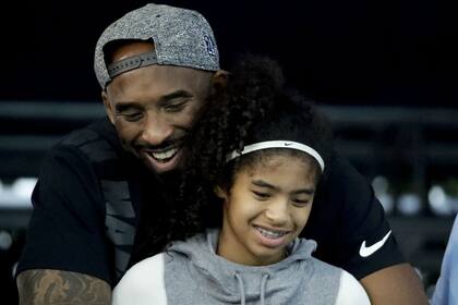 Una imagen de archivo de Kobe Bryant con su hija Gianna.