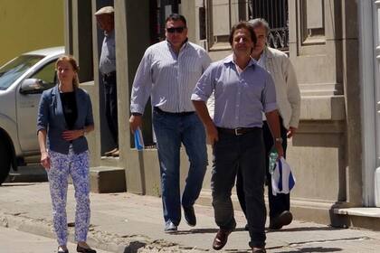 Una imagen de archivo de Luis Lacalle Pou escoltado por Astesiano (atrás con anteojos oscuros)