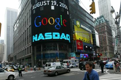 Una imagen de archivo muestra la marquesina electrónica del Nasdaq el día que Google comenzó a operar en la bolsa