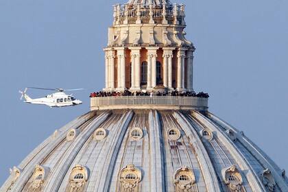 Una imagen de ayer que quedará en la historia: Benedicto XVI sobrevuela San Pedro por última vez como Papa