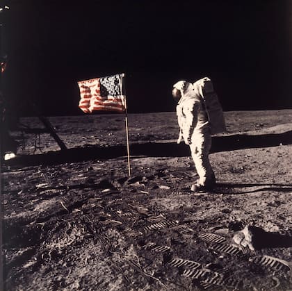Una imagen de Buzz Aldrin junto a la bandera estadounidense, fotografiado por Neil Armstrong