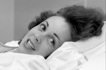 Una imagen de Caren Marsh Doll luego del accidente aéreo que casi le cuesta la vida en el año 1949