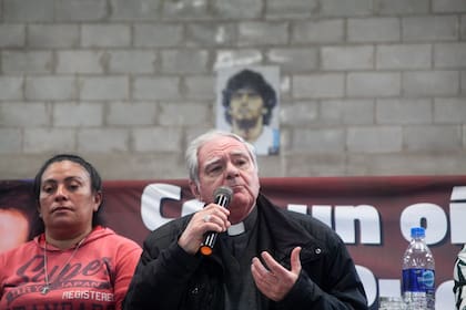 Una imagen de Diego Maradona, detrás de los expositores