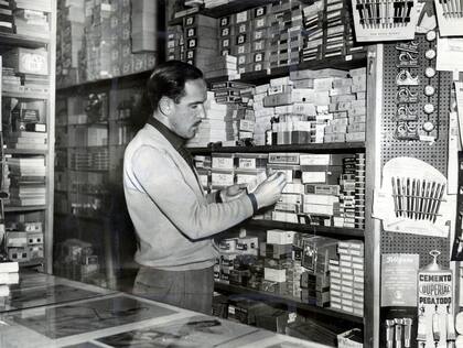 Una imagen de Eliseo Mouriño en su trabajo en una ferretería, para una producción de la época de LA NACION