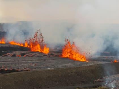 Una imagen de erupción volcánica cerca de la localidad de Grindavík, en la península de Reykjanes, Islandia