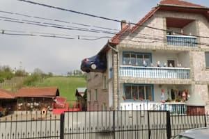 La imagen de Google Maps que se hizo viral: un auto estrellado contra el segundo piso de una casa