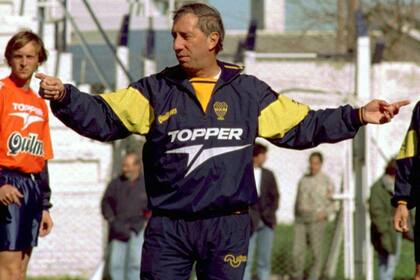 Una imagen de hace 23 años: Bilardo, durante un entrenamiento de Boca en Necochea