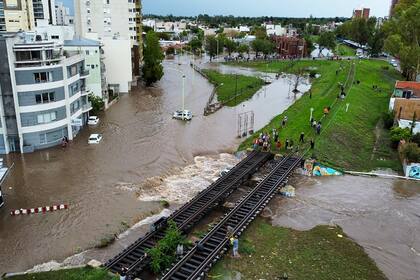 Una imagen de hace algunas horas: calles inundadas por las fuertes lluvias en Bahía Blanca