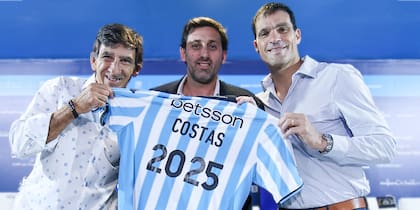 Una imagen de hace un año: Gustavo Costas, el presidente Diego Milito y el manager Sebastián Saja en la conferencia de prensa en la que se anunció la continuidad del DT; el vínculo finaliza el 31 del actual
