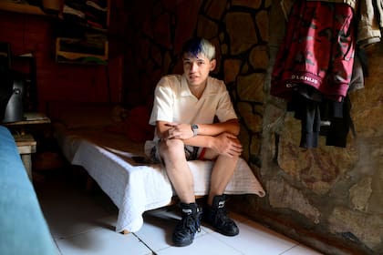 Una imagen de Hugo en la comodidad de su hogar