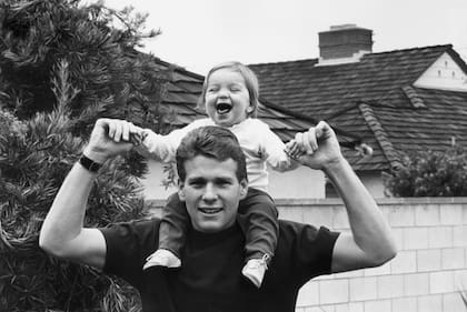 Una imagen de junio de 1965: Ryan O'Neal y Tatum, sonriente sobre sus hombros