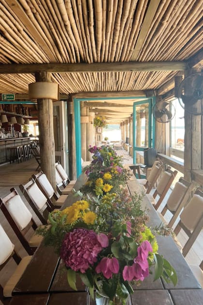 Una imagen de la ambientación fresca y relajada de las Hermanas Caradonti, y los ramos de Florería Castilla.