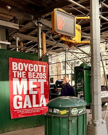 Una imagen de la campaña promovida por el grupo Everyone hates Elon en Nueva York. Ariana Grande es una de las artistas que ya anunció que no participará del evento. Tampoco estará Zendaya. Bella Hadid dio “like” a un video crítico sobre la participación de Jeff Bezos en el evento. Meryl Streep, que interpreta a Anna Wintour en El Diablo se Viste a la Moda, ya confirmó su ausencia: “Aunque aprecia a Vogue, a Anna y su increíble imaginación y energía, nunca ha sido realmente su escena”, dijeron desde su equipo.