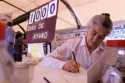 Una imagen de la Carpa Blanca en diciembre de 1999, donde los docentes le reclamaban al gobierno de Menem