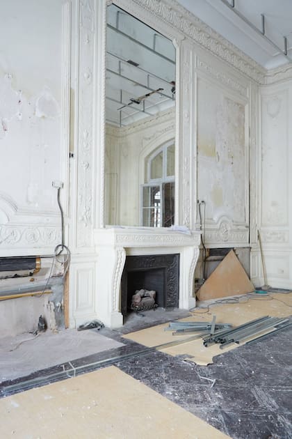 Una imagen de la chimenea, en la sala principal, durante el proceso de restauración