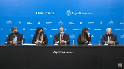 Una imagen de la conferencia de prensa que ofrecieron este juves el jefe de Gabinete Juan Manzur junto a los ministros Aníbal Fernández, Matías Lammens y Carla Vizzotti