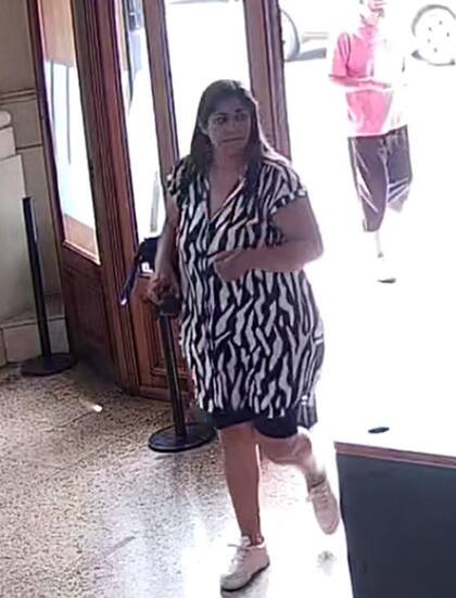 Una imagen de la entrada de Lorena Cabana a una entidad bancaria de donde, posteriormente, salió una víctima de una banda dedicada a las salideras
